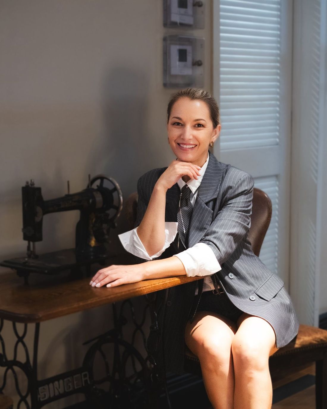 Nina Pimenta at her vintage Singer sewing machine